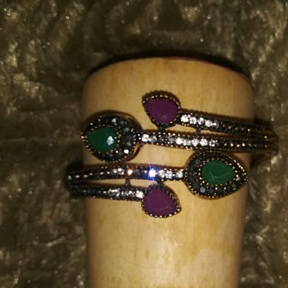 Womens bracelet. Glam grab.